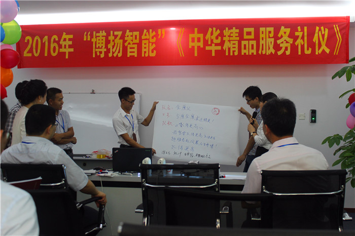 圖為金鷹隊在展示自己隊名、口號、隊歌、隊旗。